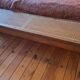 Banquette en bois et cannage
