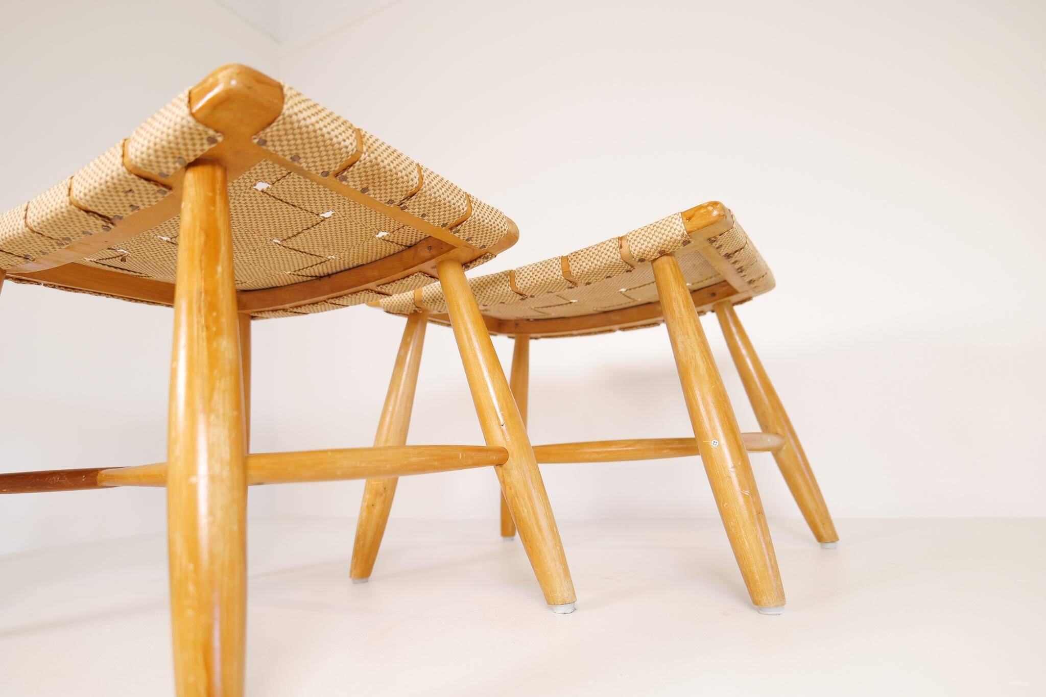 Pair of Swedish stools from the 1960s in lacquered birch, mid-century style.