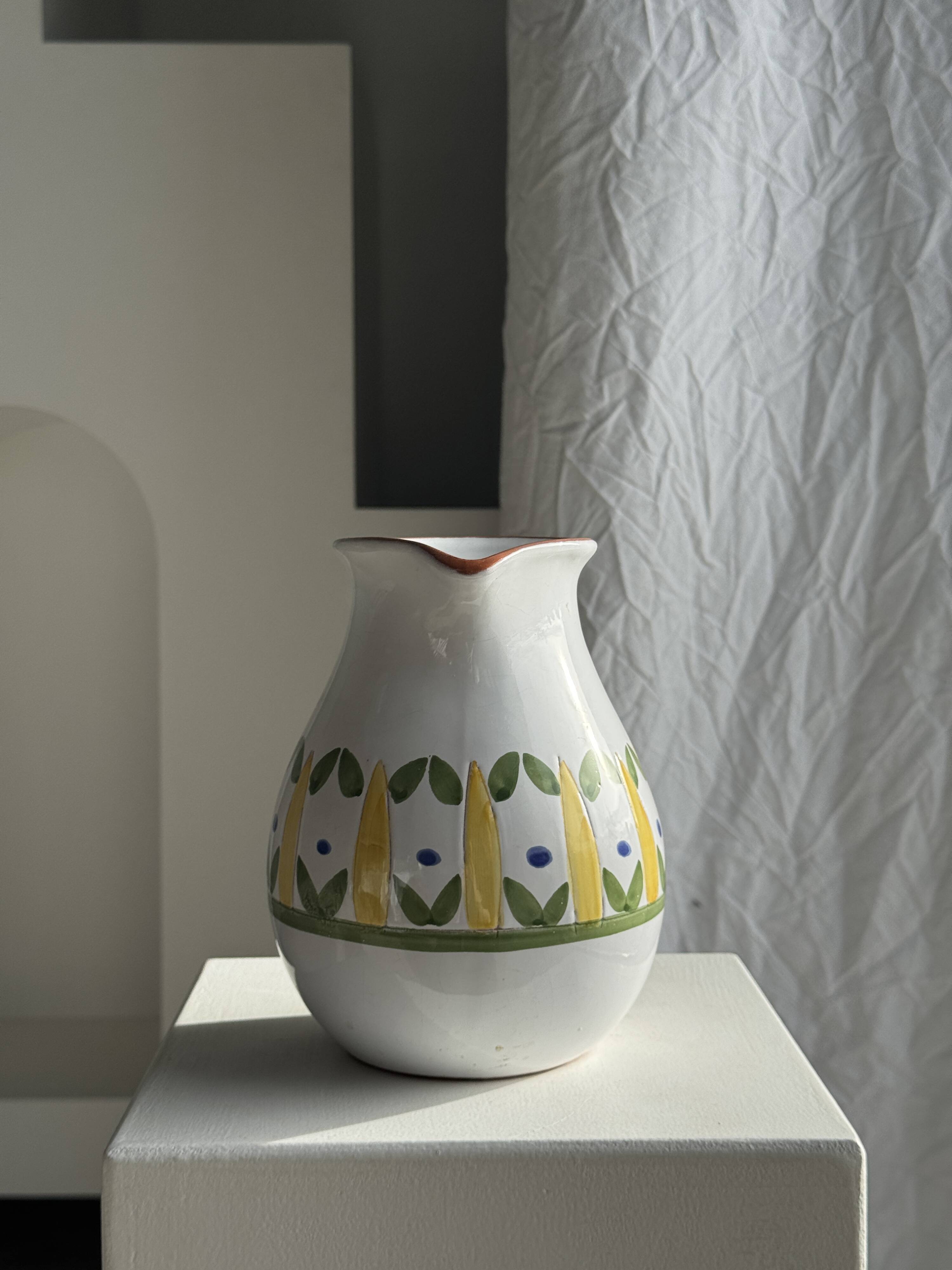 Grande carafe blanche en terre cuite à motif de frise stylisée verte jaune