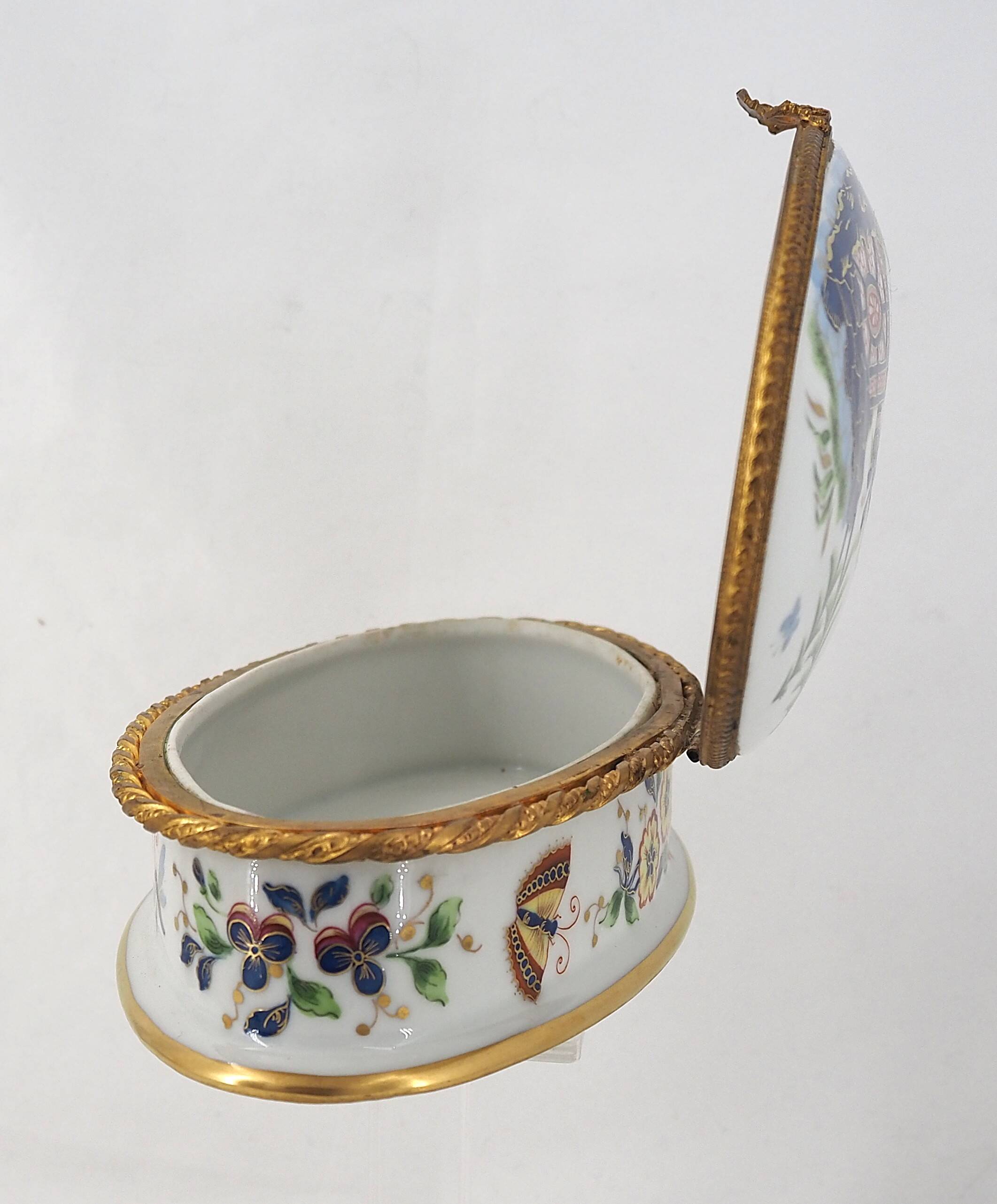 Le Tallec in Paris, porcelain bonbonnière, signed, in excellent condition.