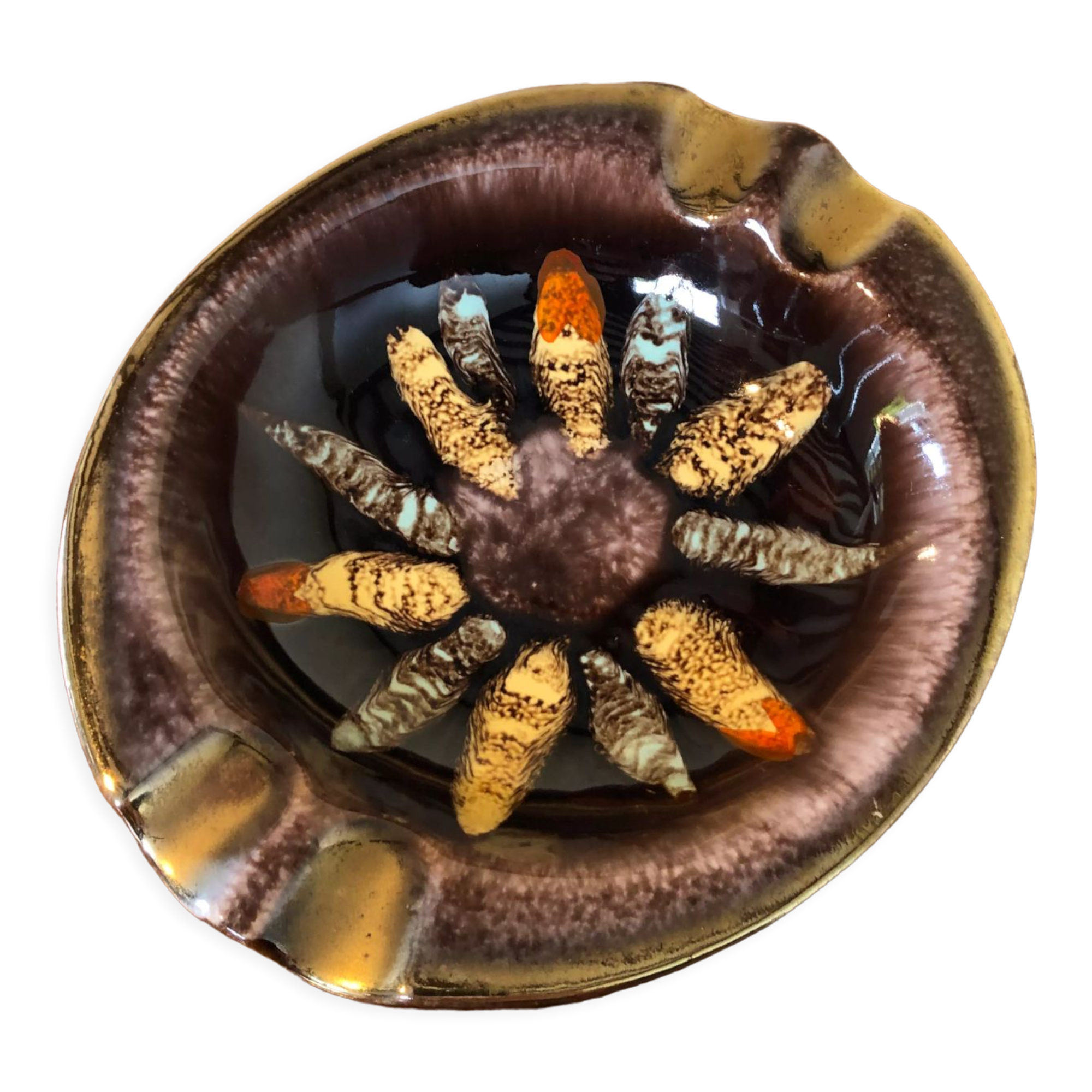 Empty pocket in gold ceramic