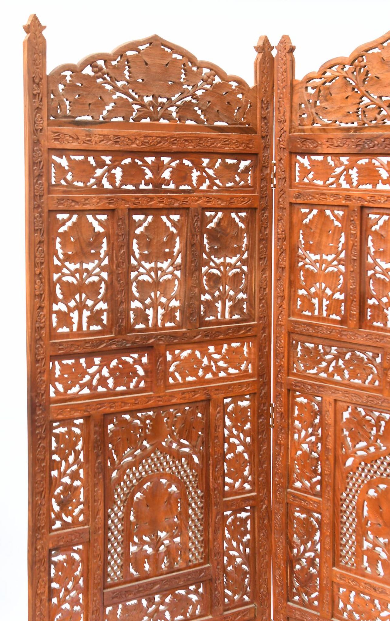 Indian screen with 4 leaves in teak wood with rich openwork decoration of grape leaves