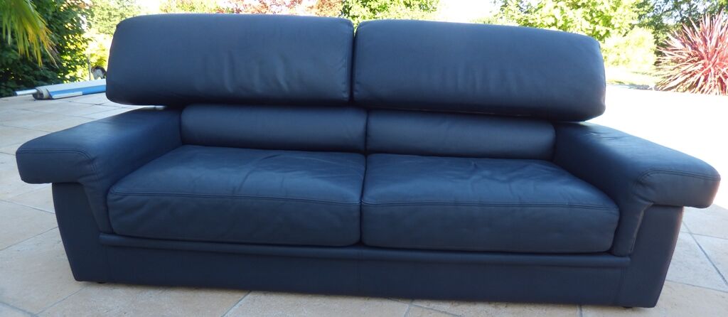 3-seater non-convertible sofa upholstered in navy blue leather – Very good condition