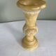 Vase sculpté en albâtre