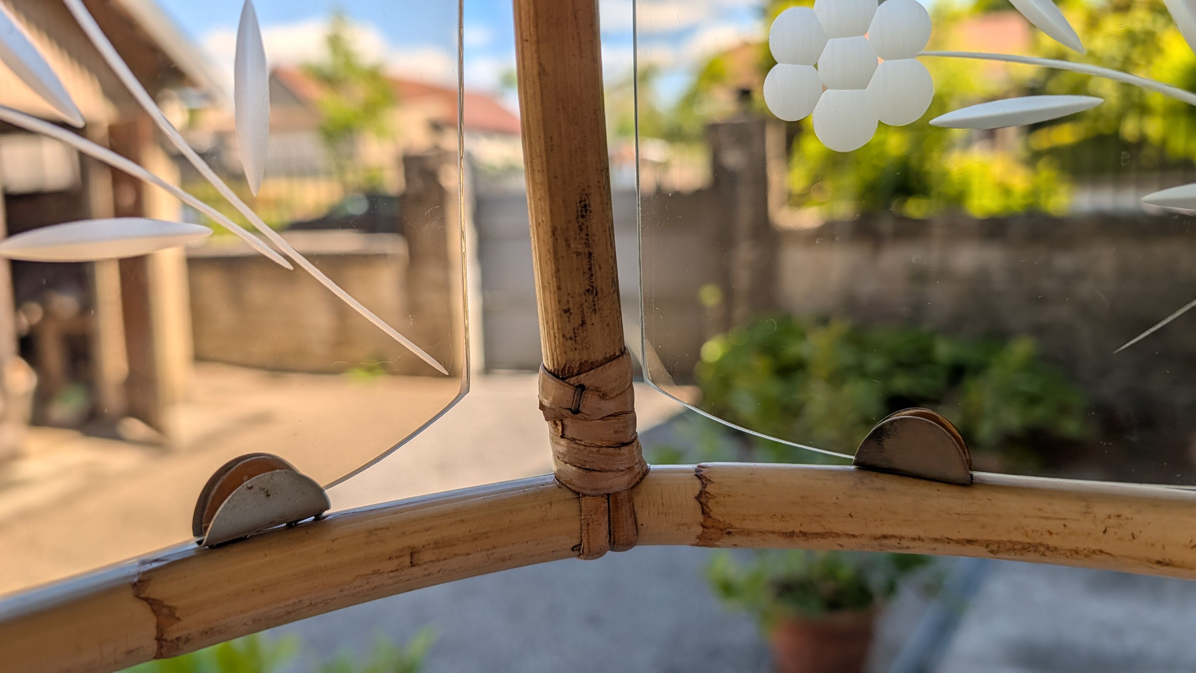 Suspension vintage rotin et verre fumé gravé – années 70