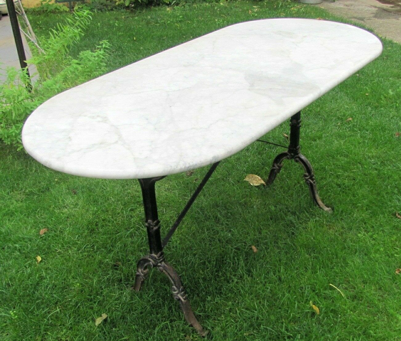 Table bistrot dessus marbre oval