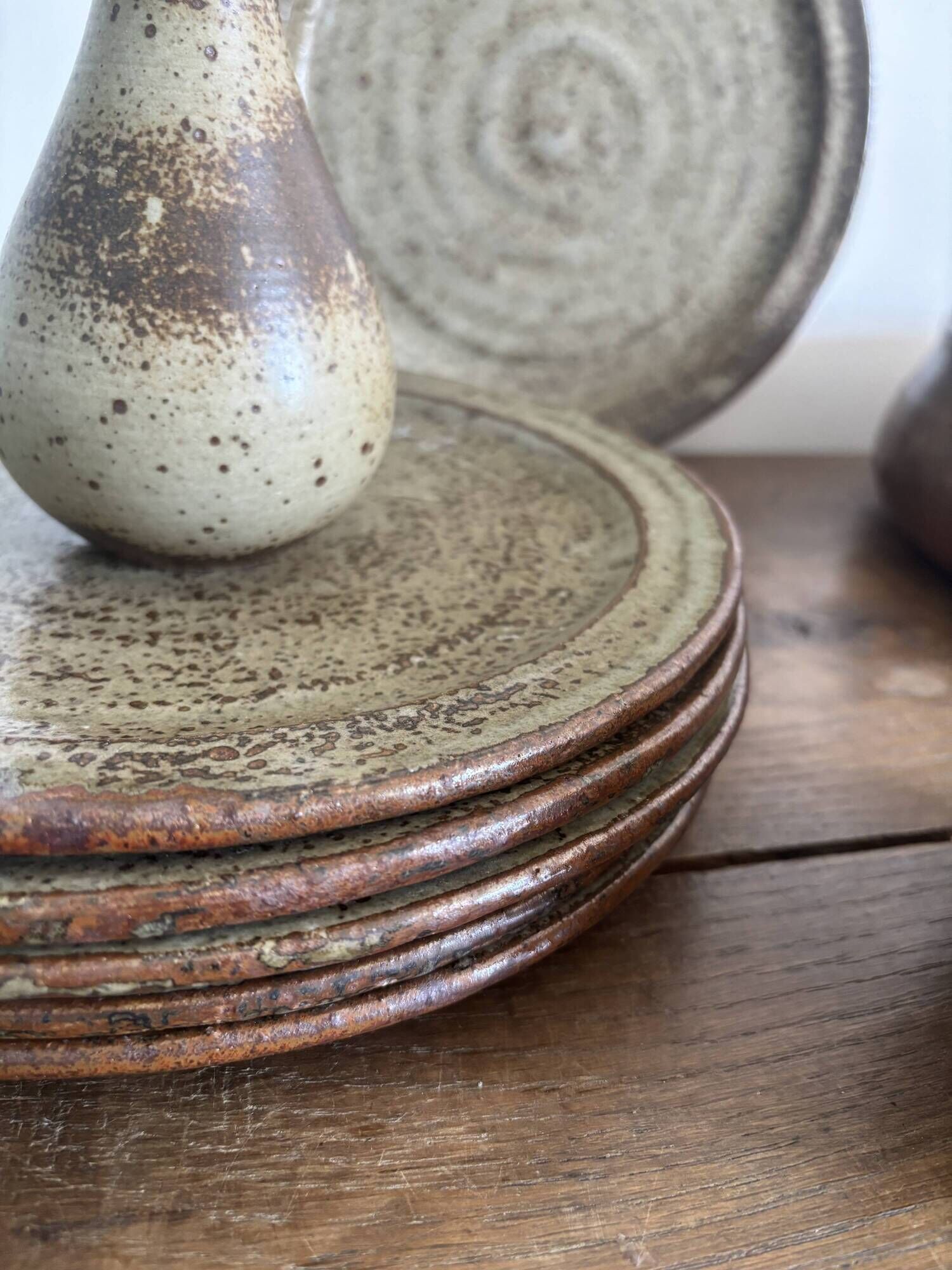 Ensemble de 9 pièces en grès LE CEP – assiettes, coupe, vase et bol