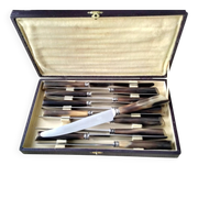Box of 12 table knives with horn handles, silver-plated metal and stainless steel.