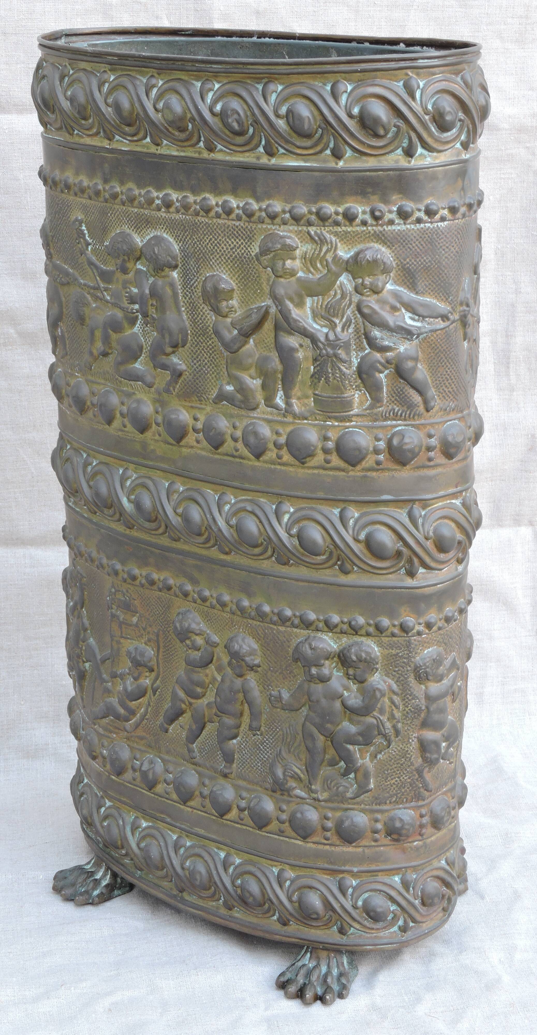 UMBRELLA HOLDER in copper with decoration in repelled CHERUBIN PUTTI ANGELOT, copperware XIX th century