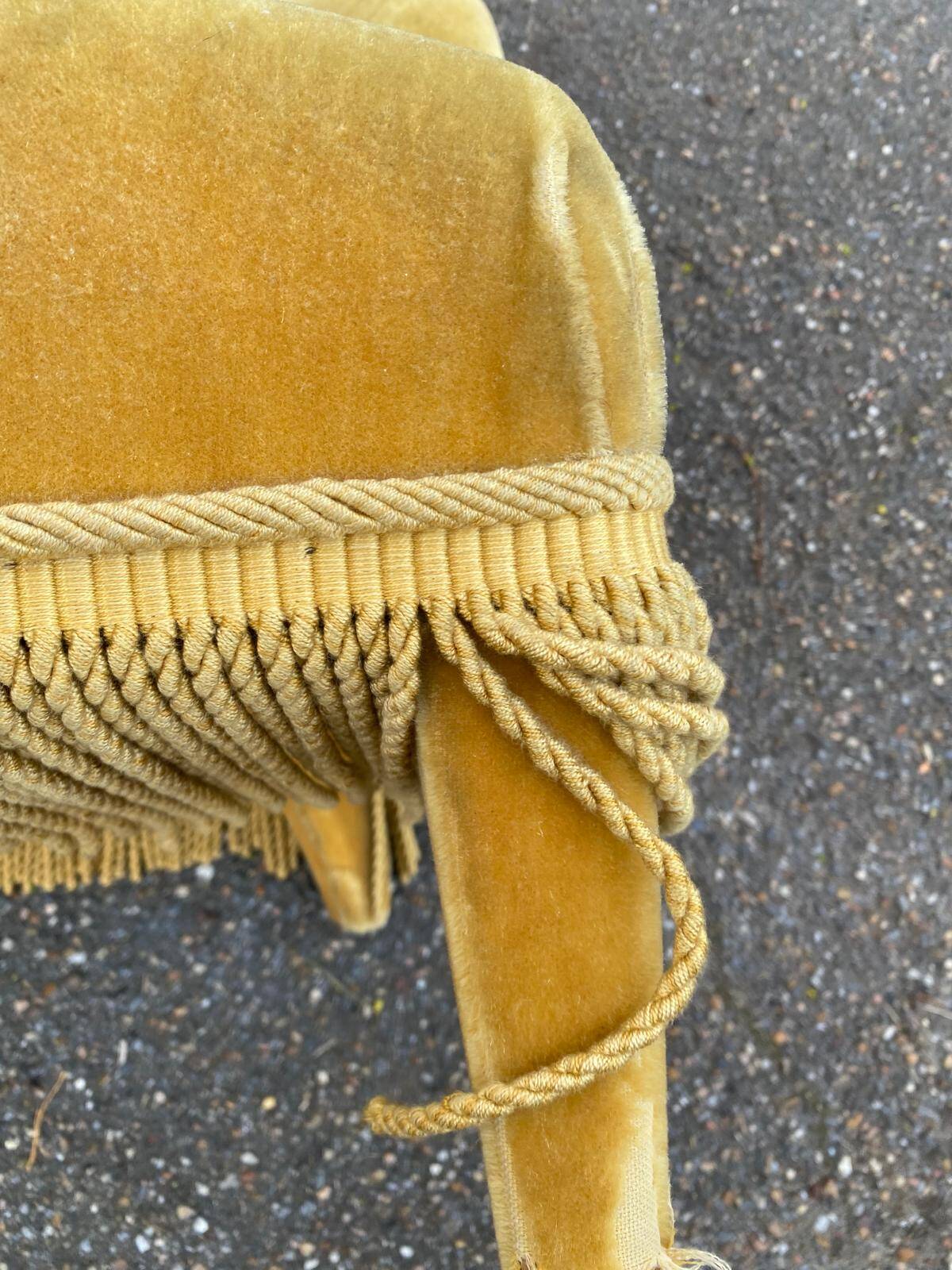 Fauteuil crapaud en velours jaune moutarde du 19ème