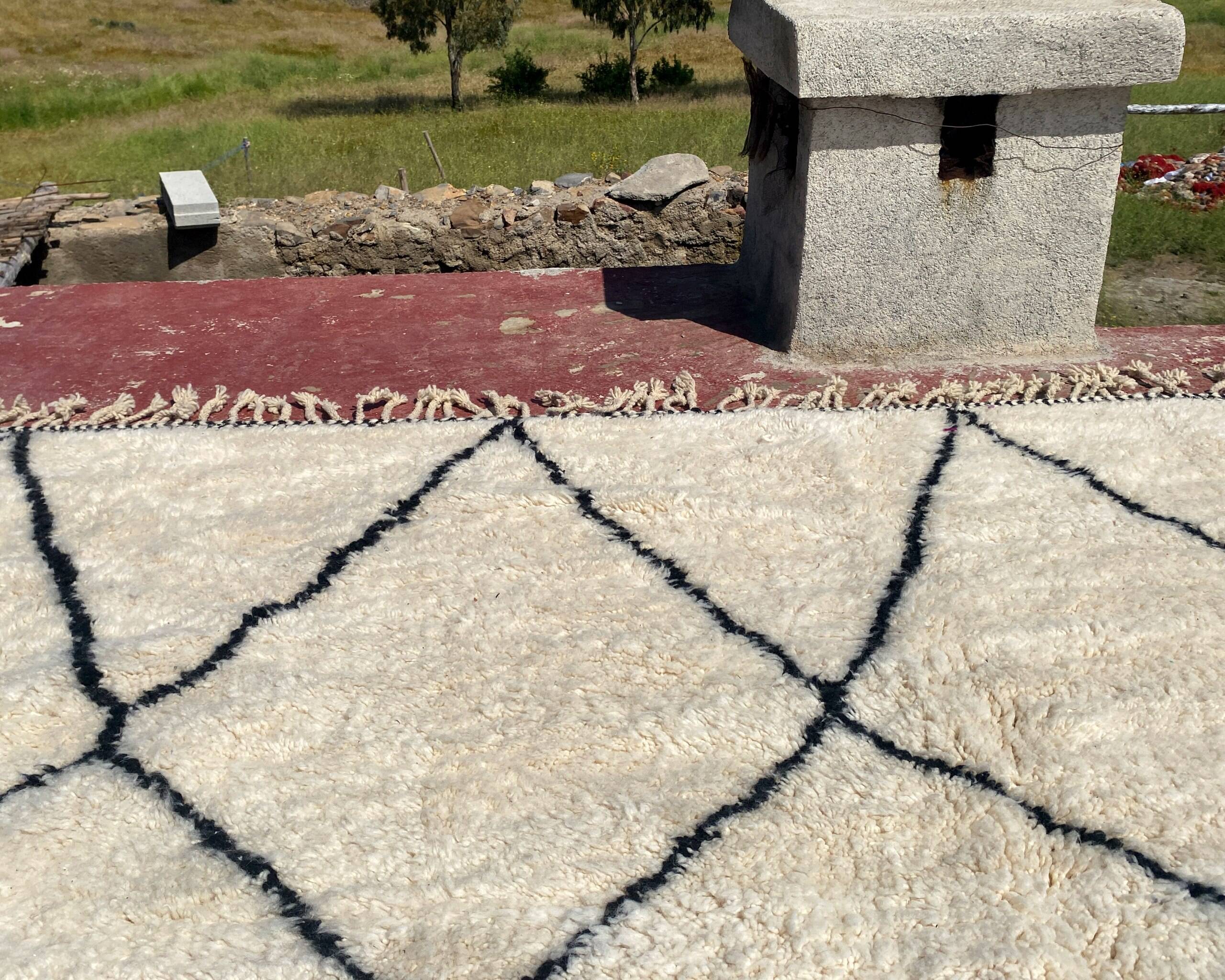 Very large vintage Beni Ouarain rug in cream wool with black diamonds, 426x344cm.