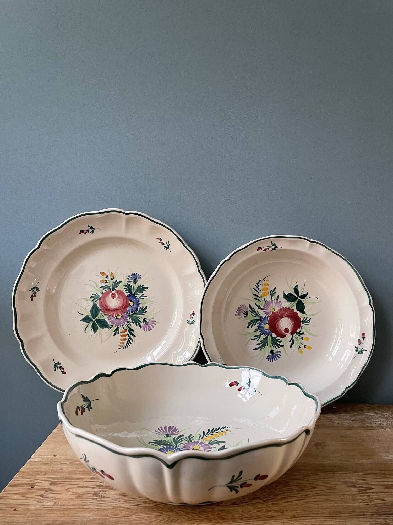 Lot de 2 plats ronds et d’1 saladier en faïence St Clément peints à la main
