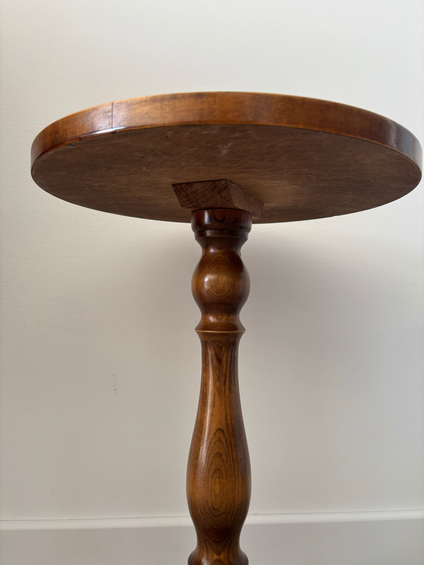 Small vintage wooden side table | Round accent table | Turned leg