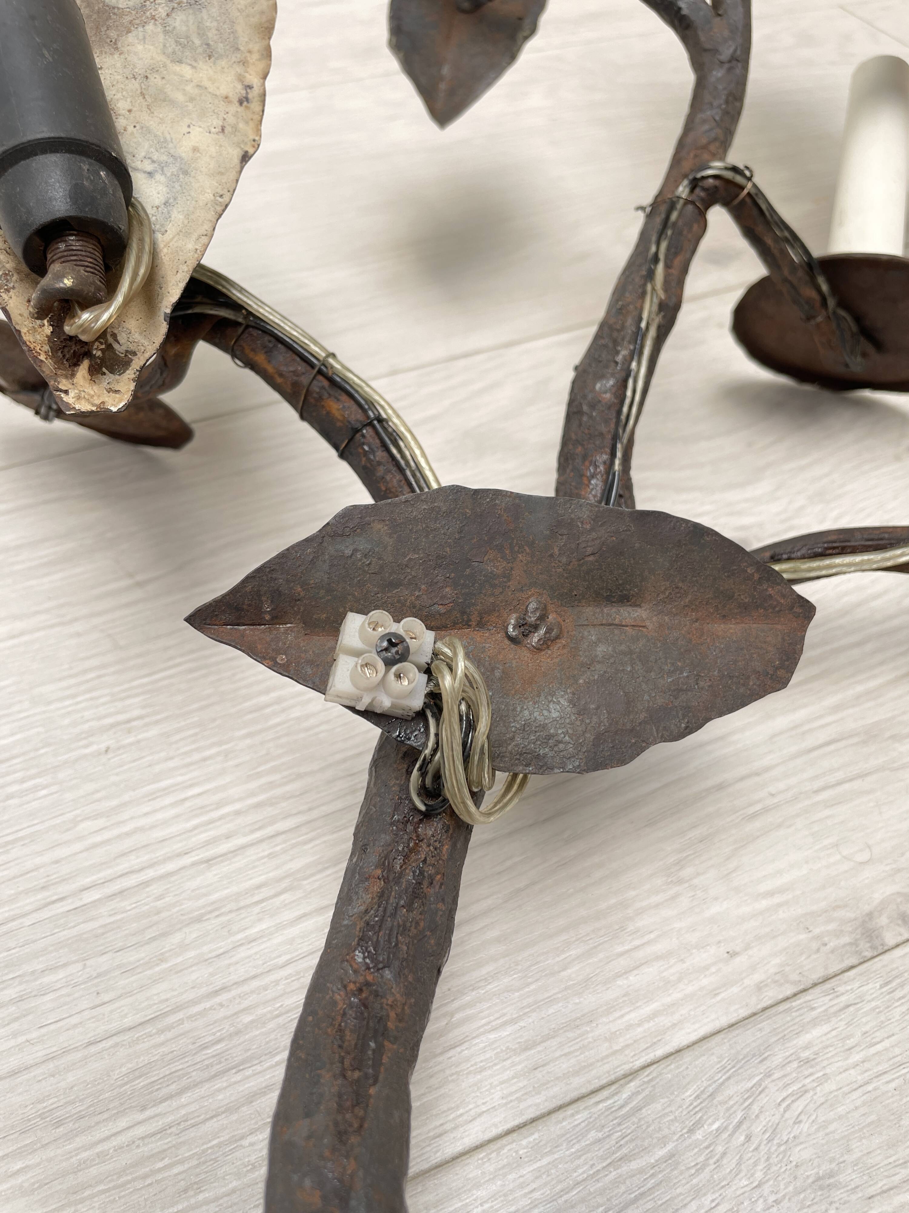 Wall lamp in wrought iron.