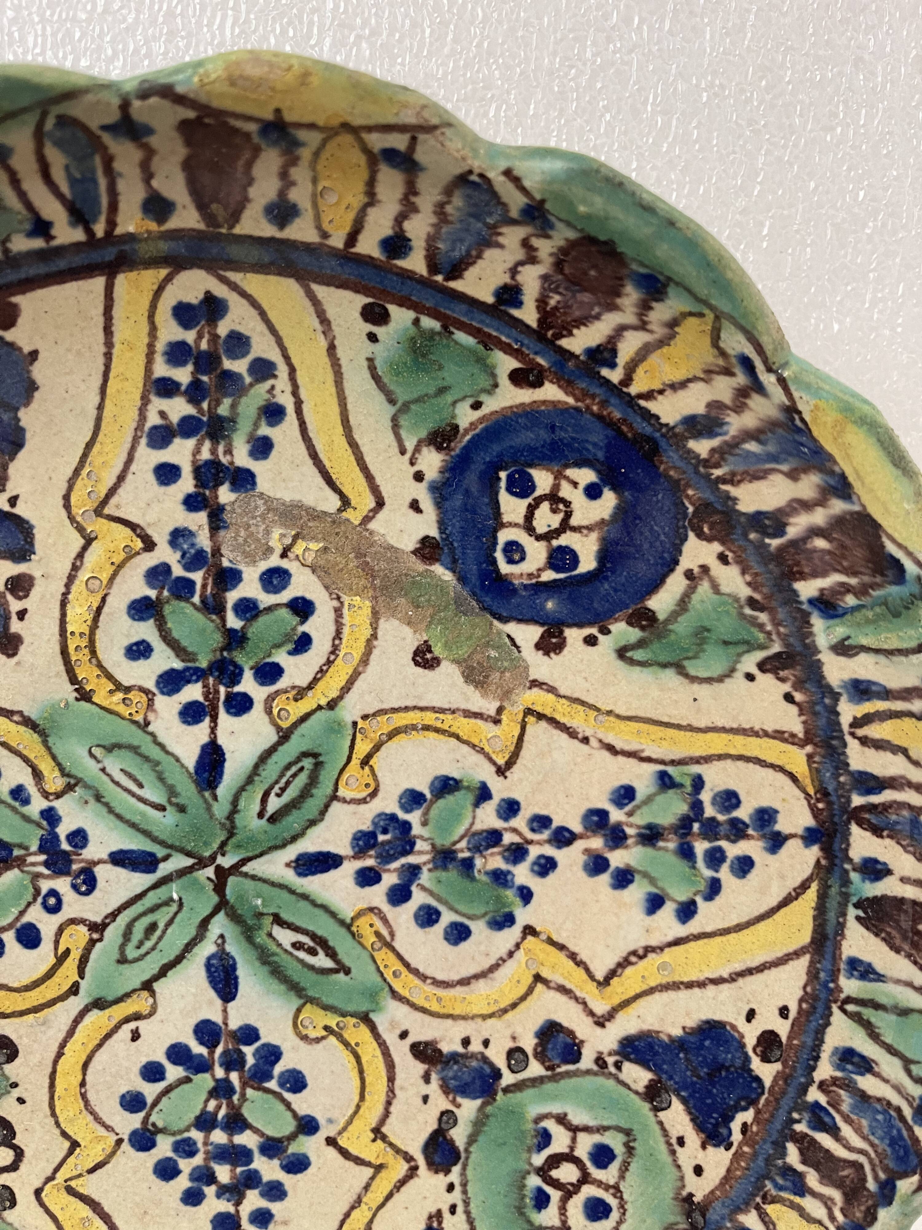 Tunisia ceramic round flat polychrome traditional XVIII e anonymous