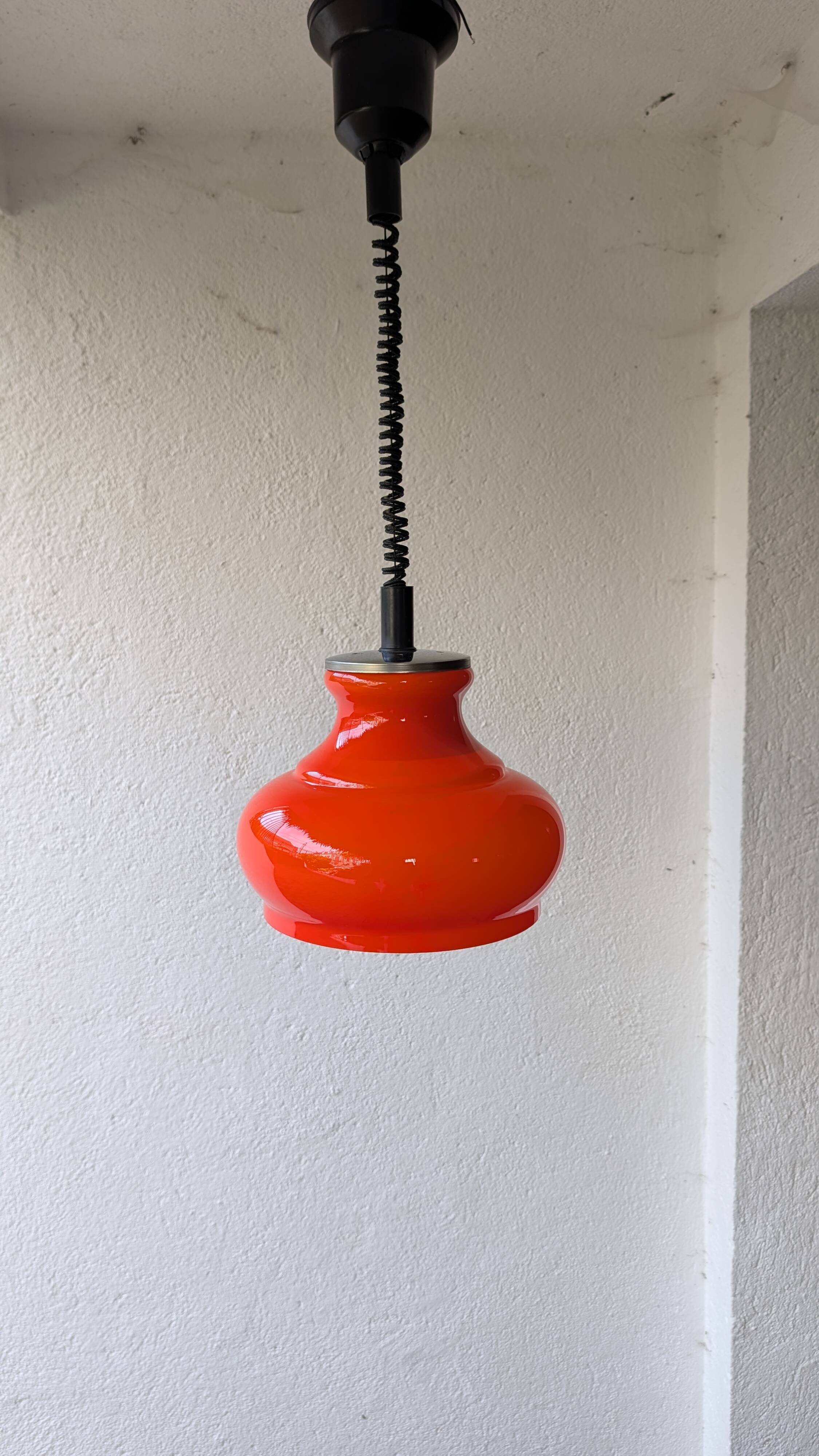 Suspension drop-and-rise in orange opaline from the 1970s.