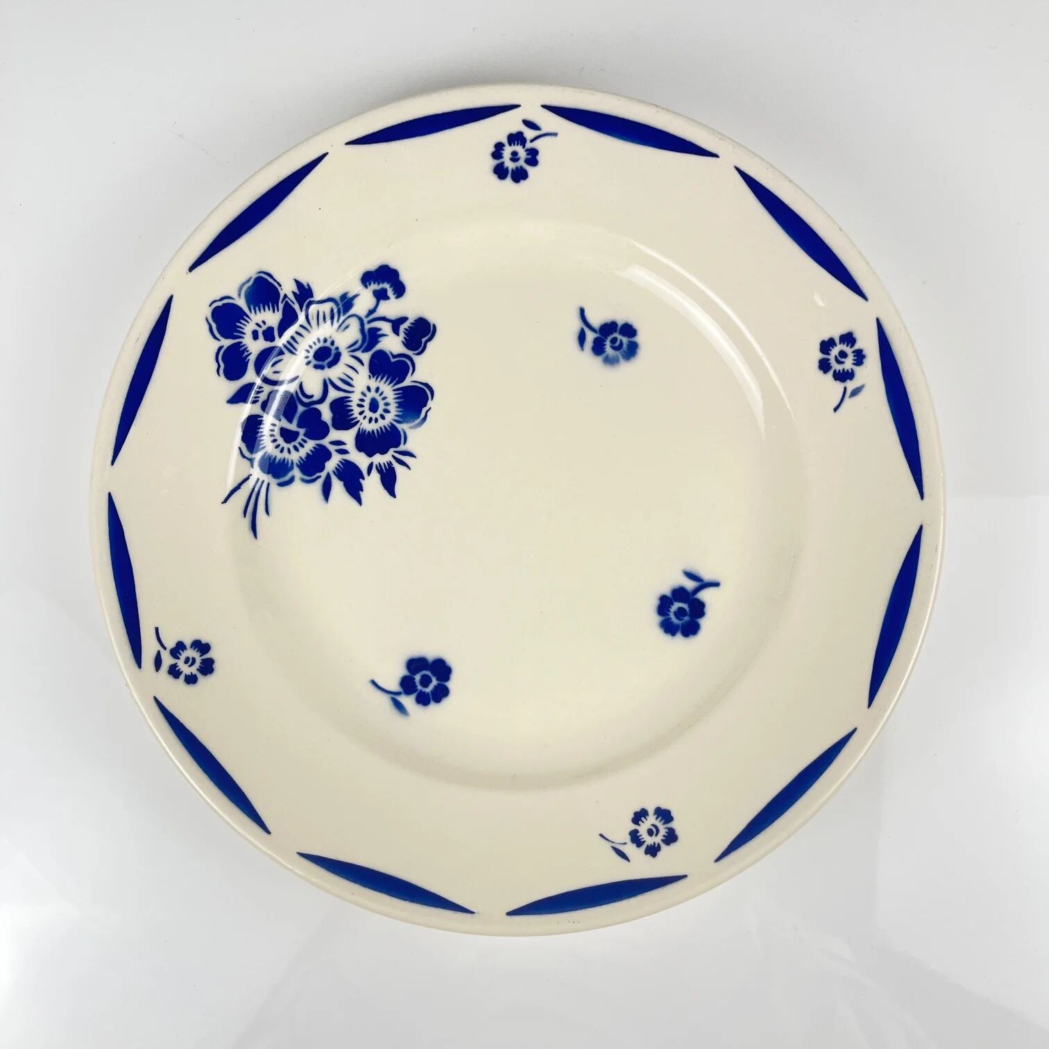 Half-porcelain cake dish Badonviller, blue flower pattern, early 20th century.