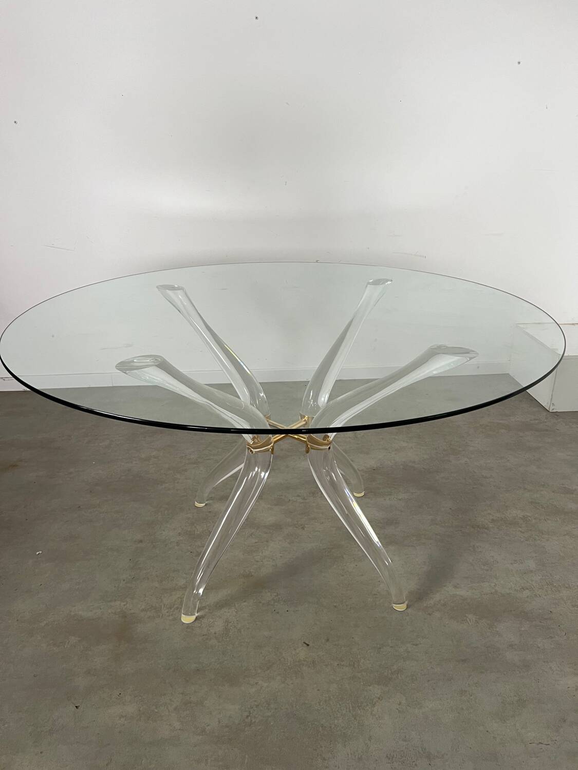 Venice model round dining table from Madelia by Paris Altuglas foot