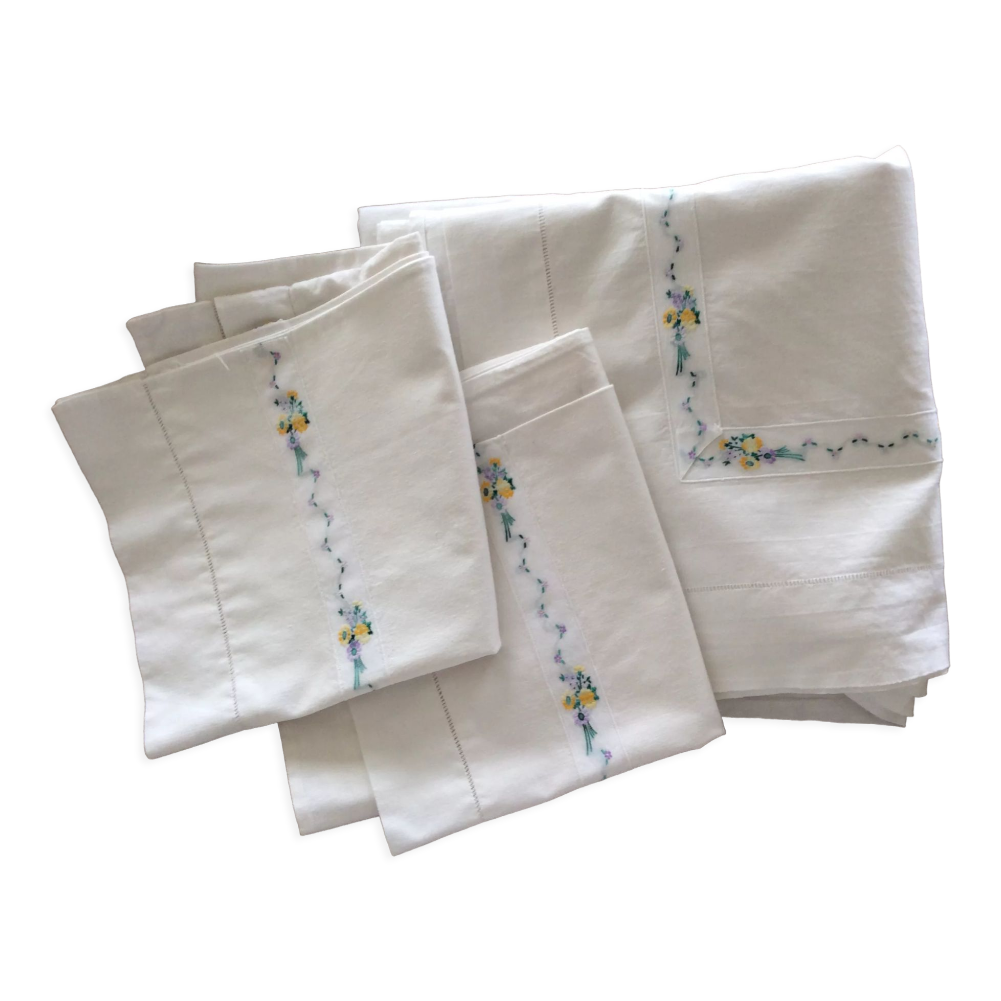 Sheet and pillowcases with small flower embroidered braid
