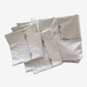 Sheet and pillowcases embroidered small flowers