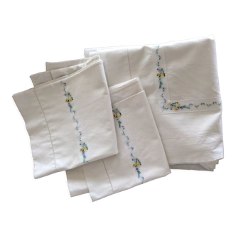 Sheet and pillowcases embroidered small flowers