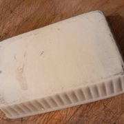 Beurrier/ravier rectangulaire ancien en céramique