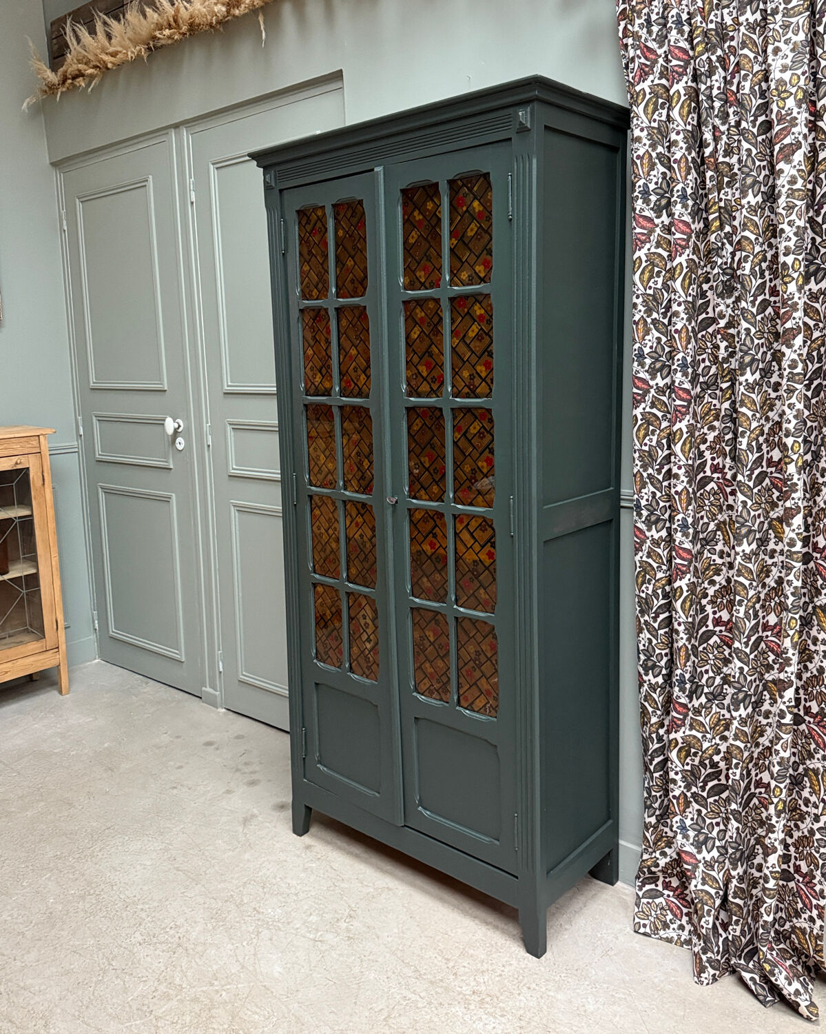 Dark green Parisian display cabinet (renovated)