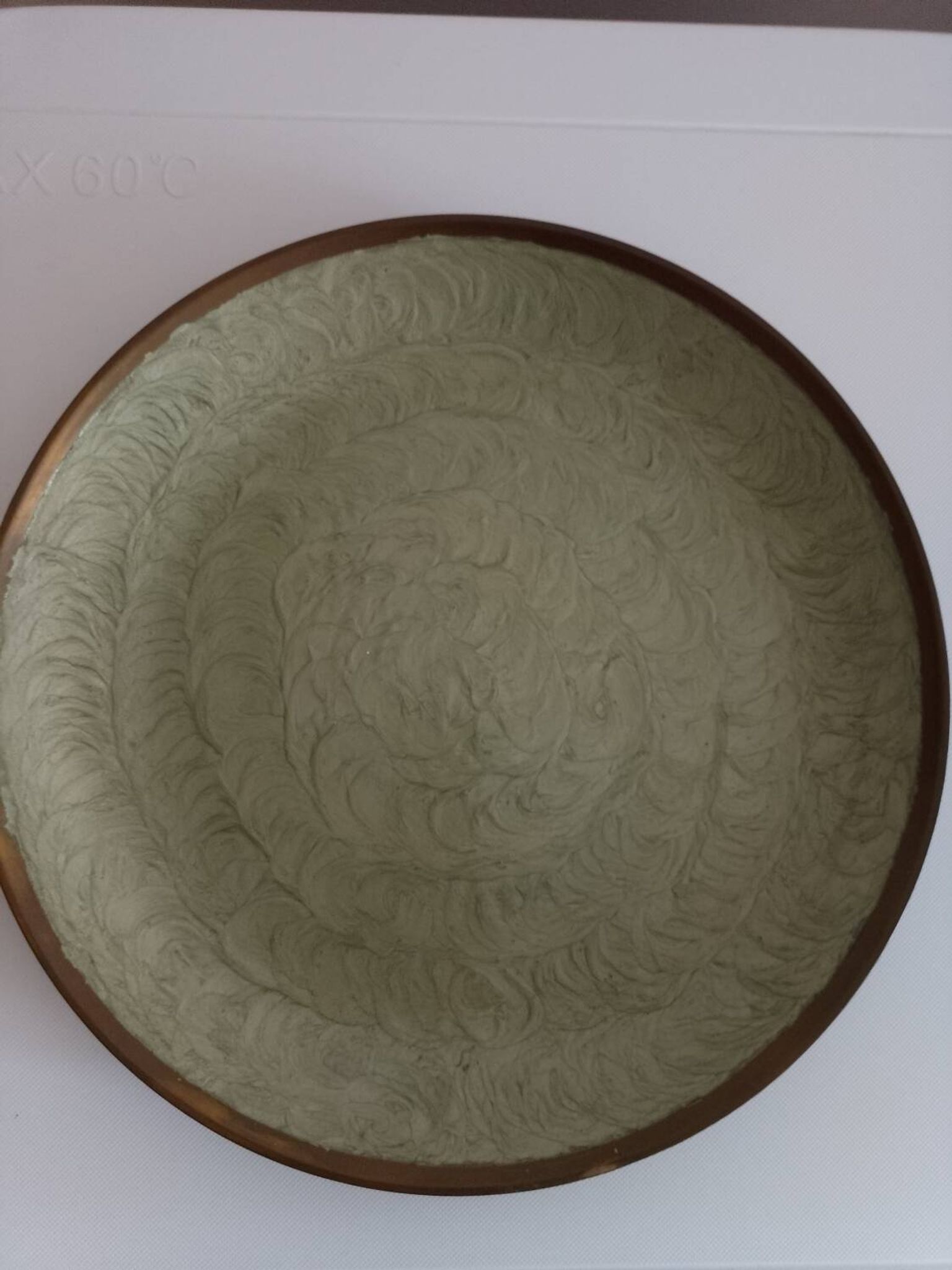 Plat cloisonné et laiton