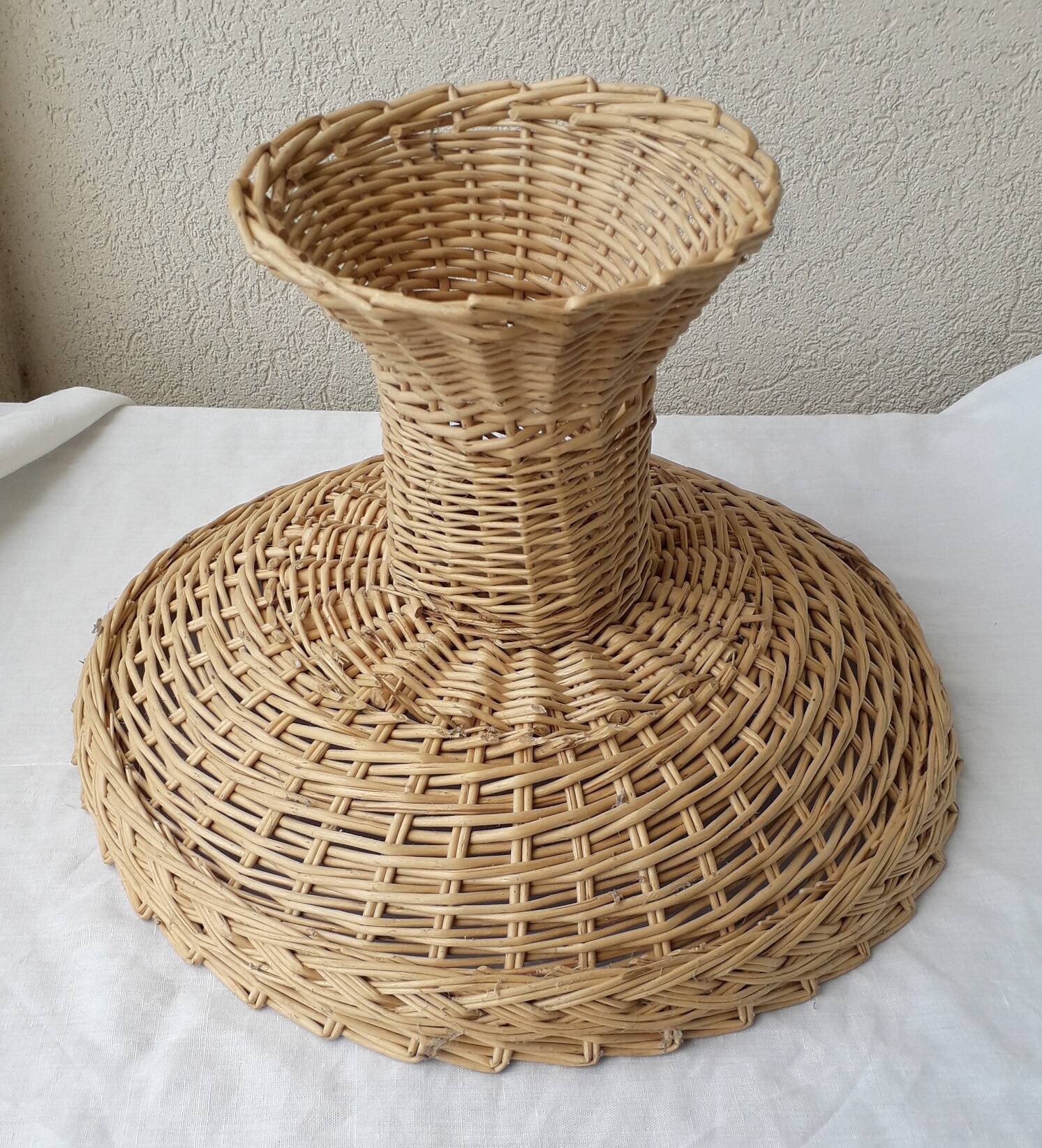 Wicker bowl on foot