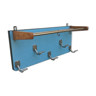 Wall coats door