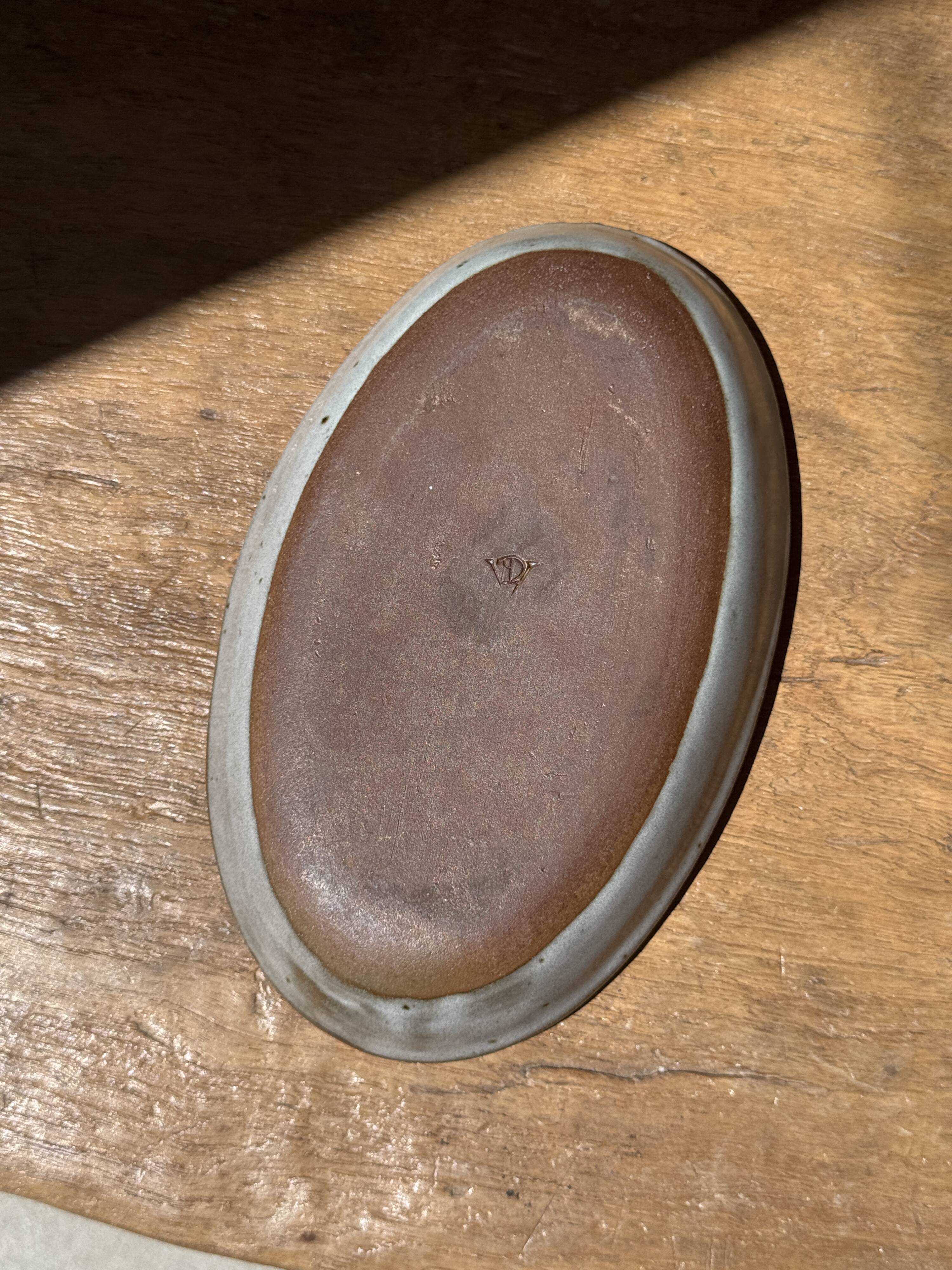 Petit plat ovale en céramique mouchetée glacée L23