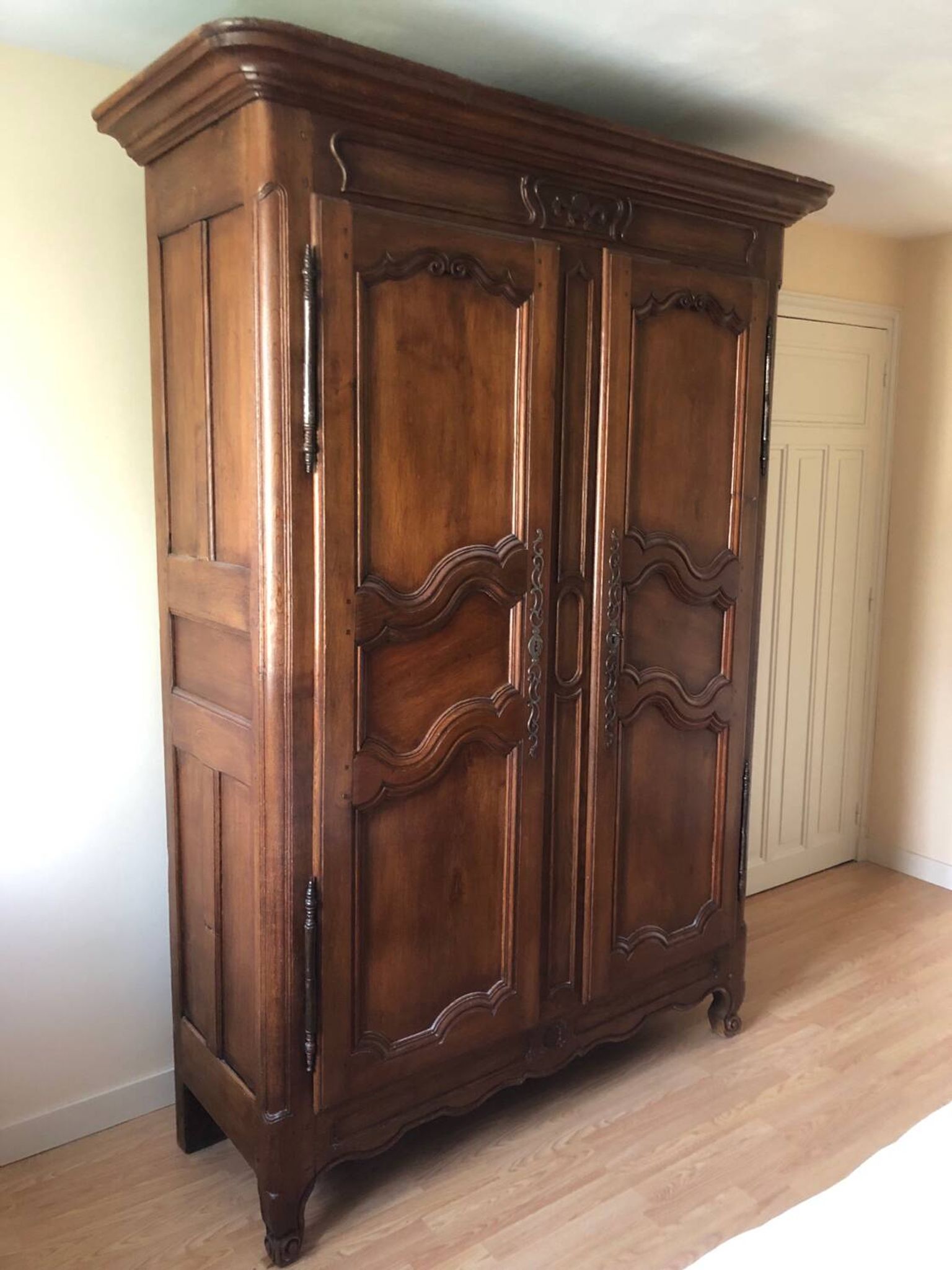 Armoire en chêne style Louis XV