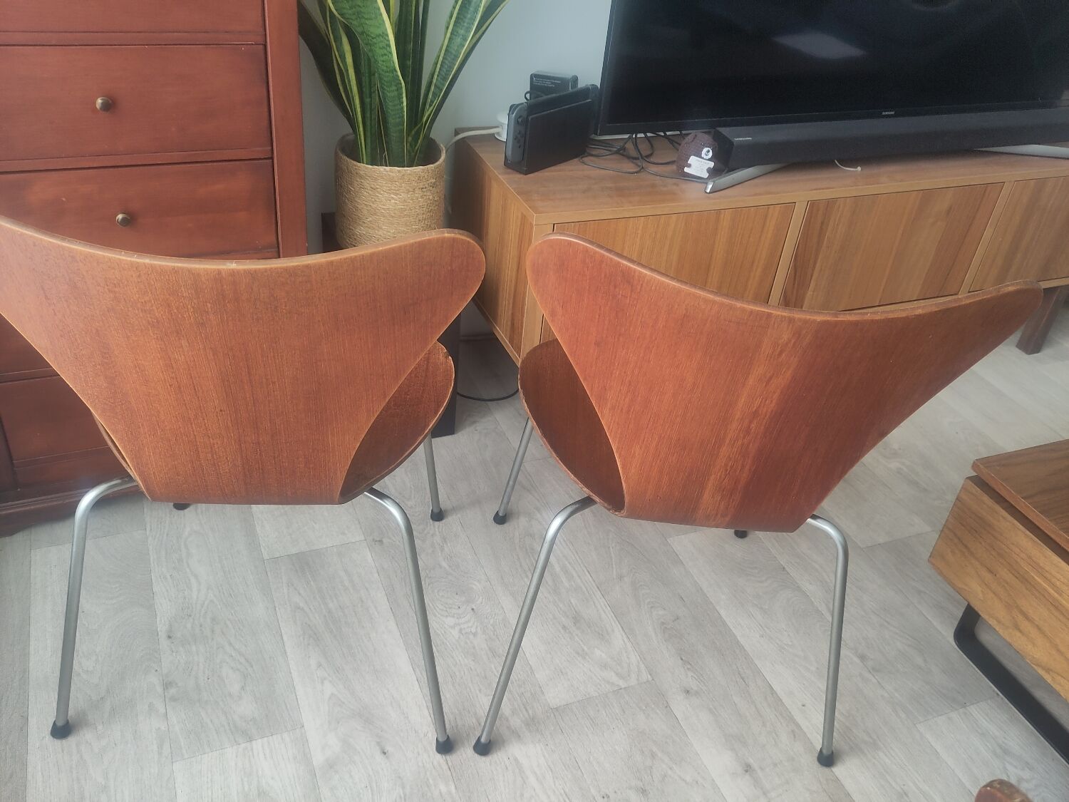 4 "Ant" chairs by Fritz Hansen, number 0164, refurbished.