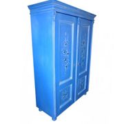 Armoire double en bois peint bleu moyen, portes à motifs floraux peints à la main