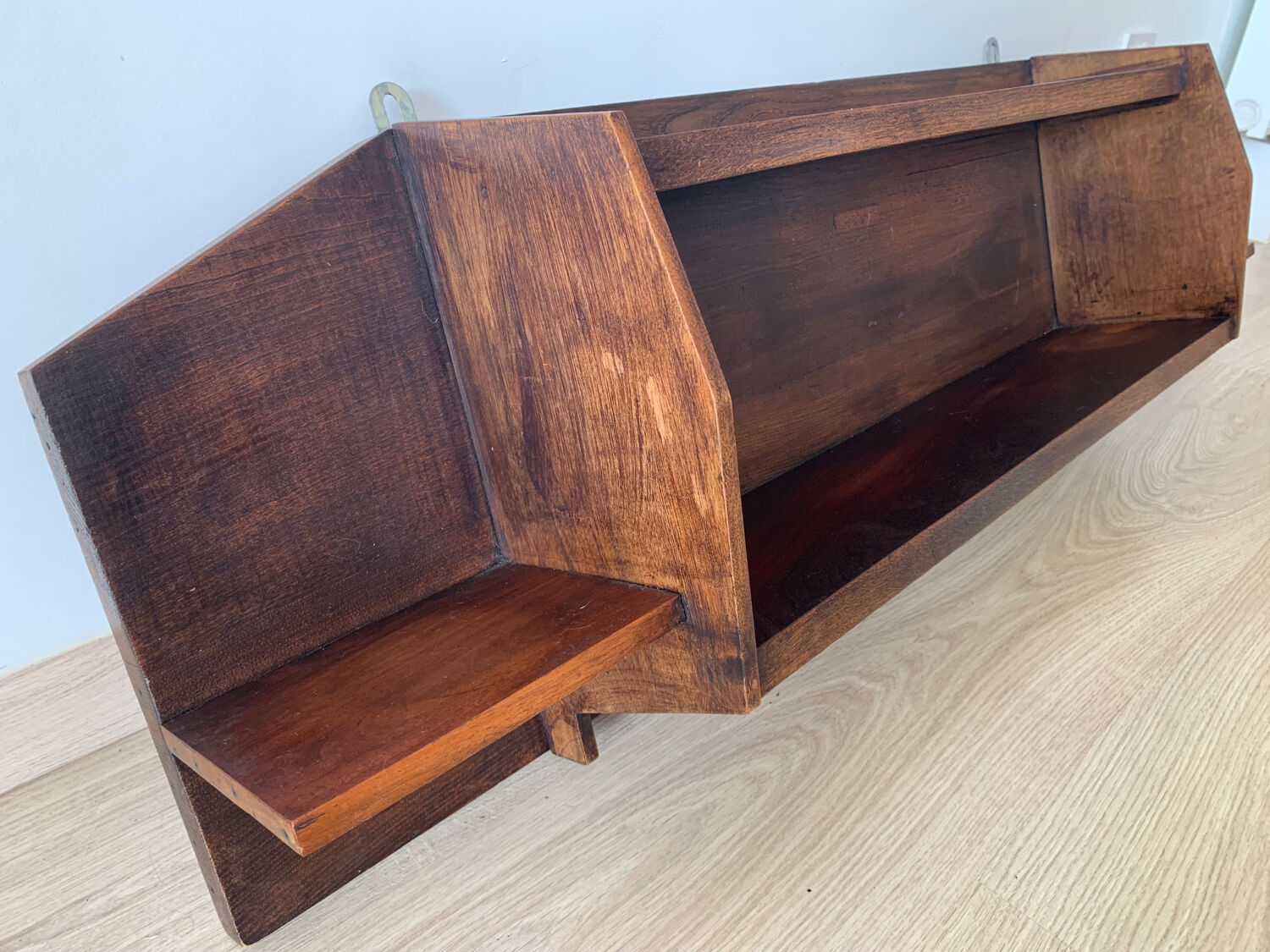 Wall shelf in wood