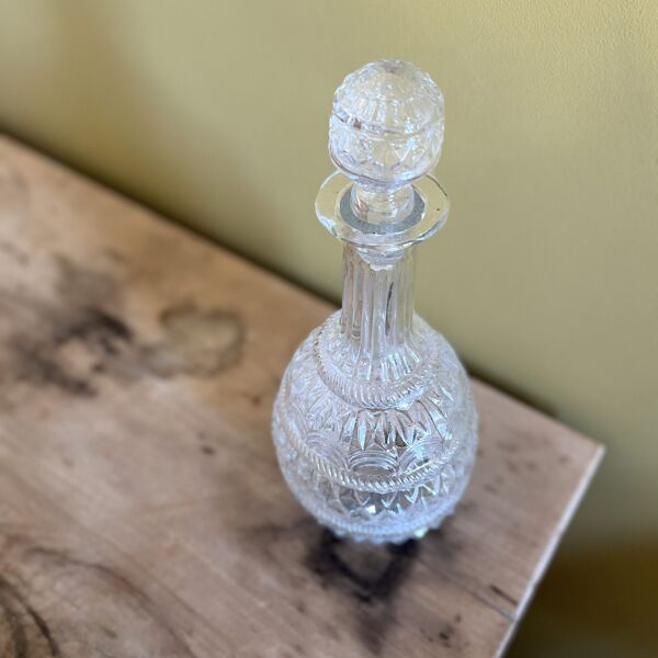 Carafe en verre soufflé et décor en relief