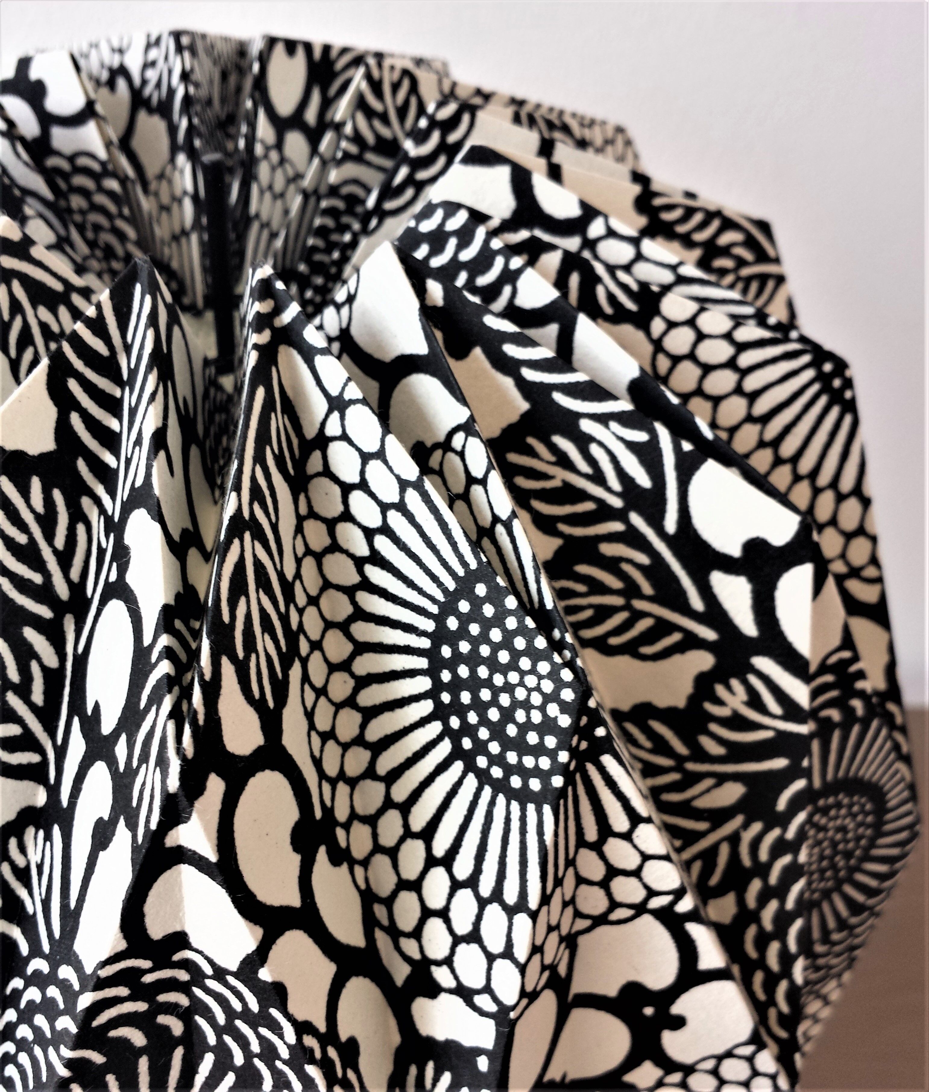 Hand-folded Sekai lamp Katazome shi black