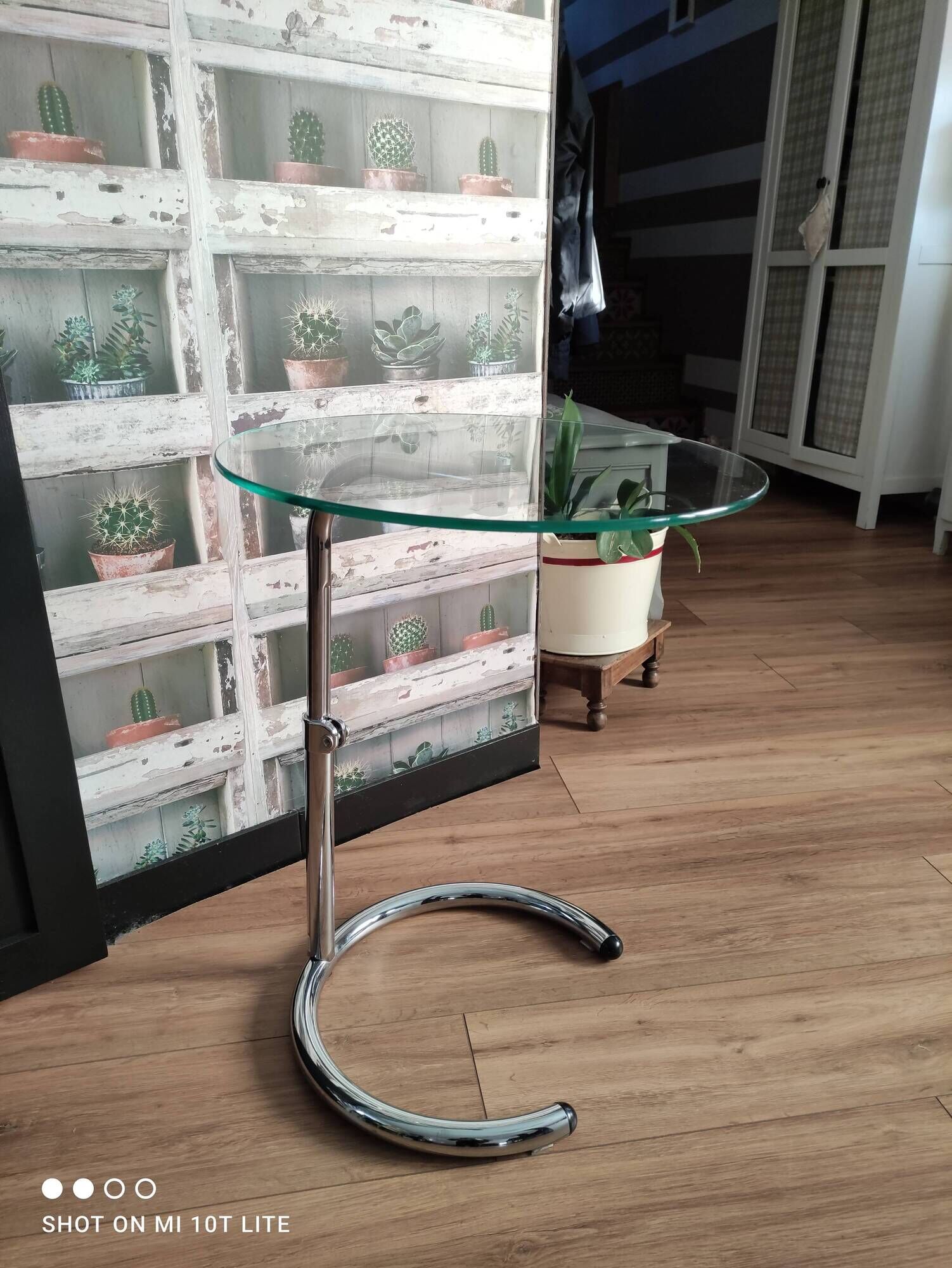 End of sofa, pedestal table, side table paget top in chrome-plated glass base