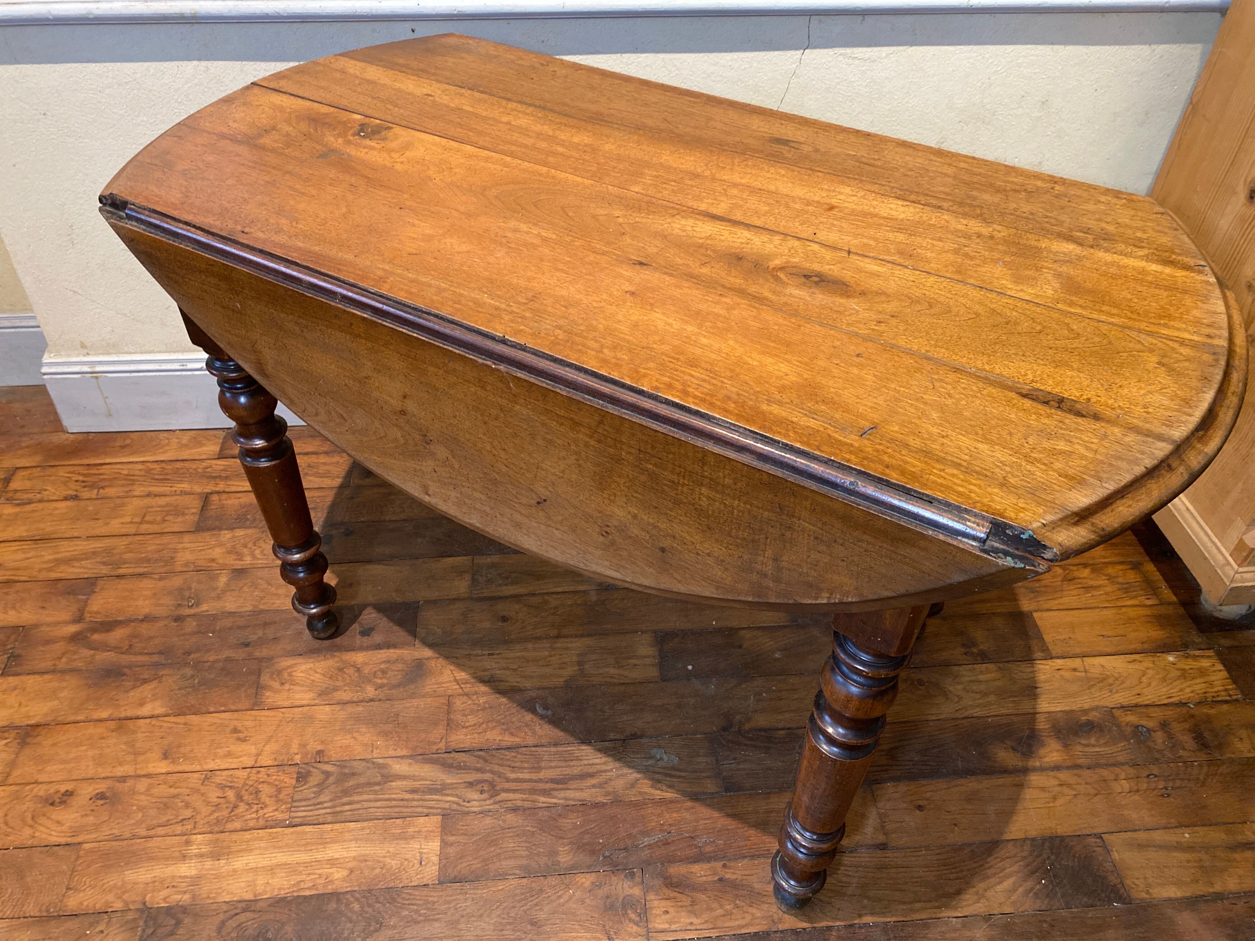 Table with oval shutter in walnut foot turned