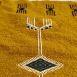 Tapis kilim jaune moutarde à motifs berbères multicolores