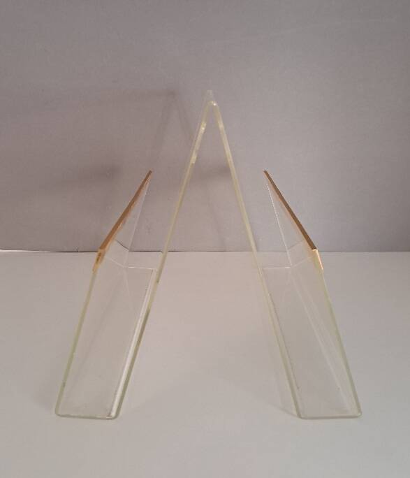 Porte-revues en plexiglas