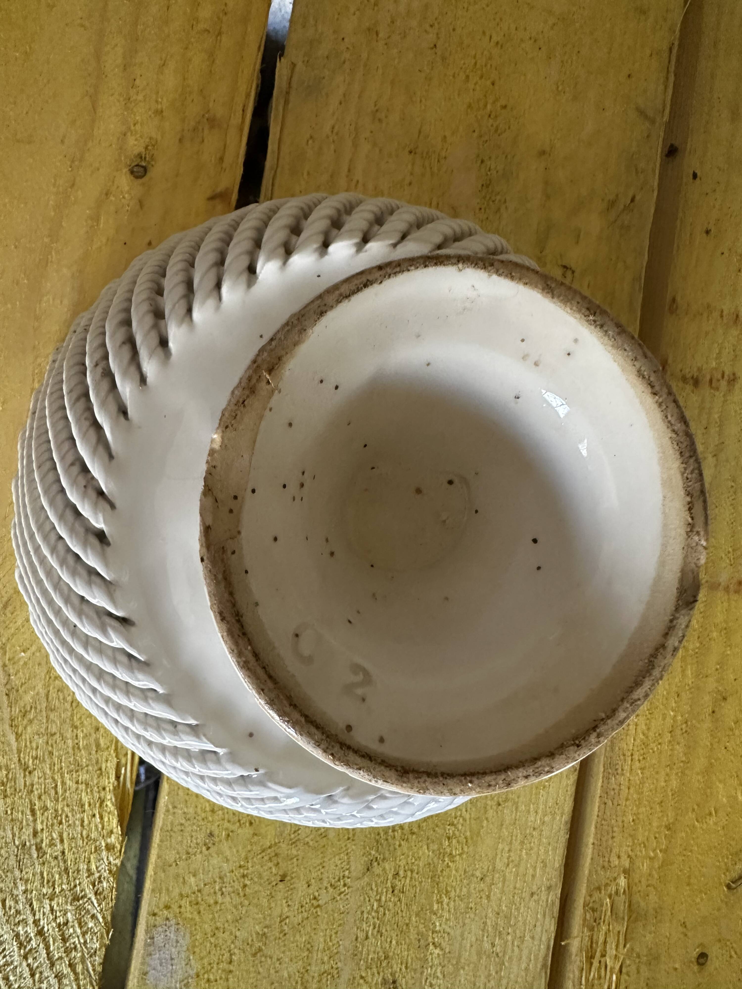 Mid-century woven ceramic basket / empty pocket, diameter 19 cm