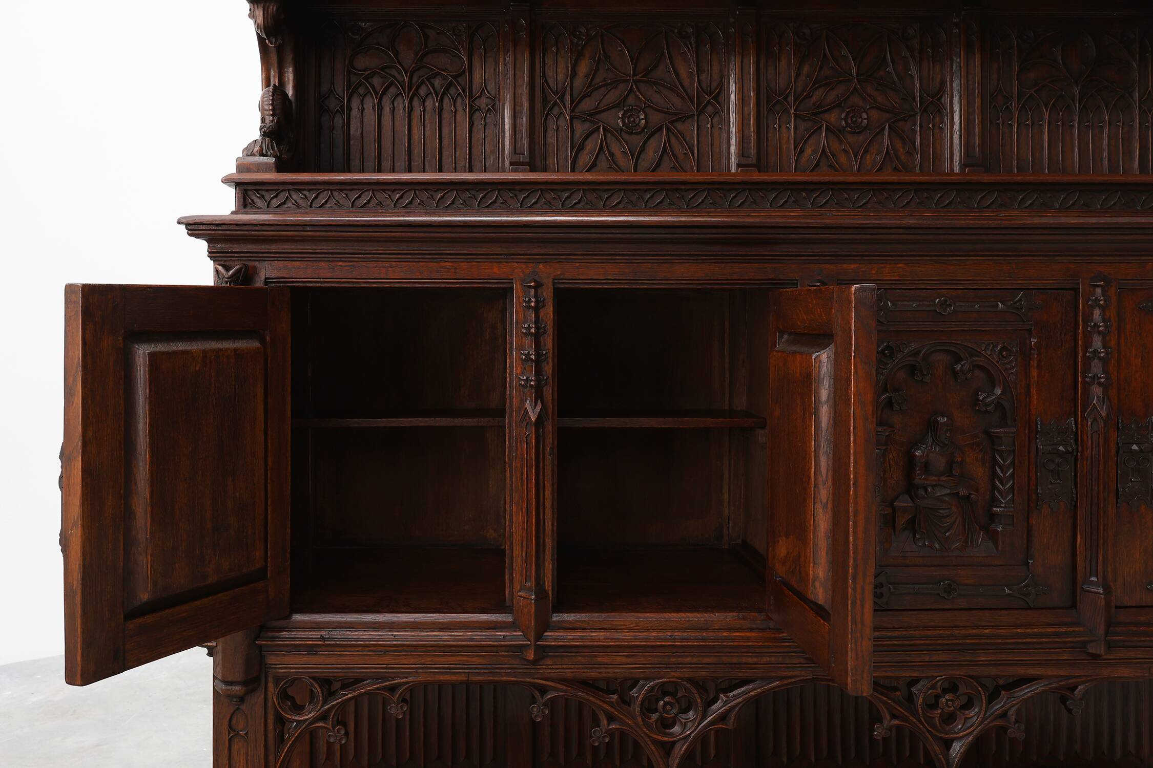 Rare grande armoire néogothique en chêne sculpté à la main du début du XIXe siècle