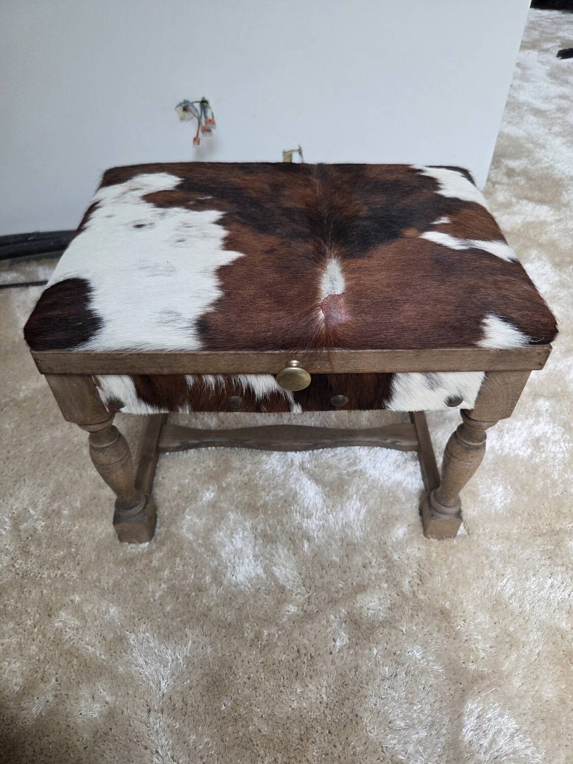 Tabouret coffre vintage en bois et peau de vache