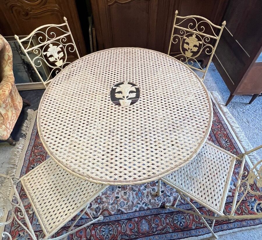 Foldable garden or terrace furniture set made of sheet metal and woven, perforated wrought iron, 5 pieces.