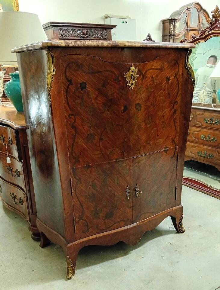 Important Louis XV secretary, in floral marquetry and rich.