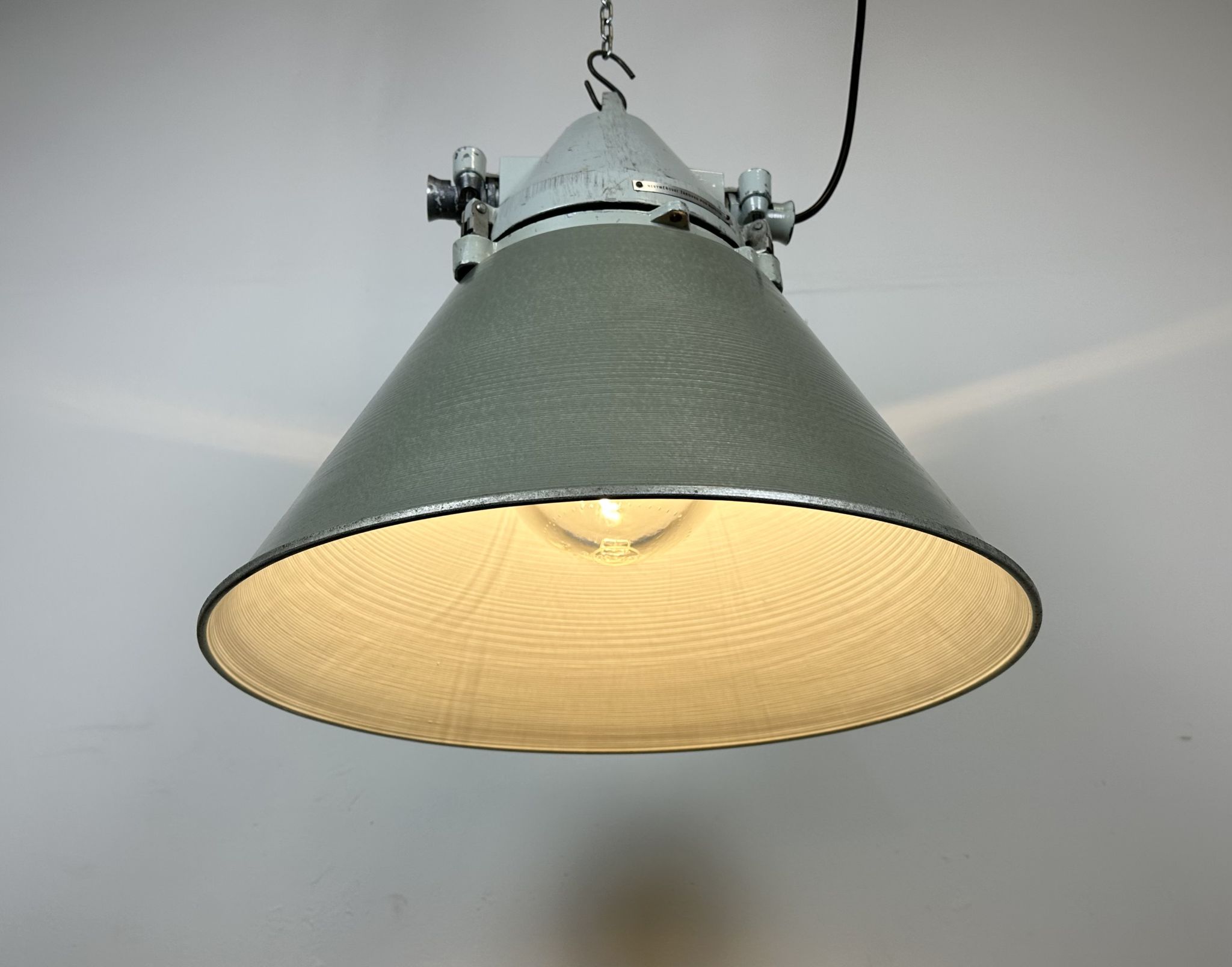 Lampe antidéflagrante industrielle avec abat-jour en aluminium d’Elektrosvit, années 1970