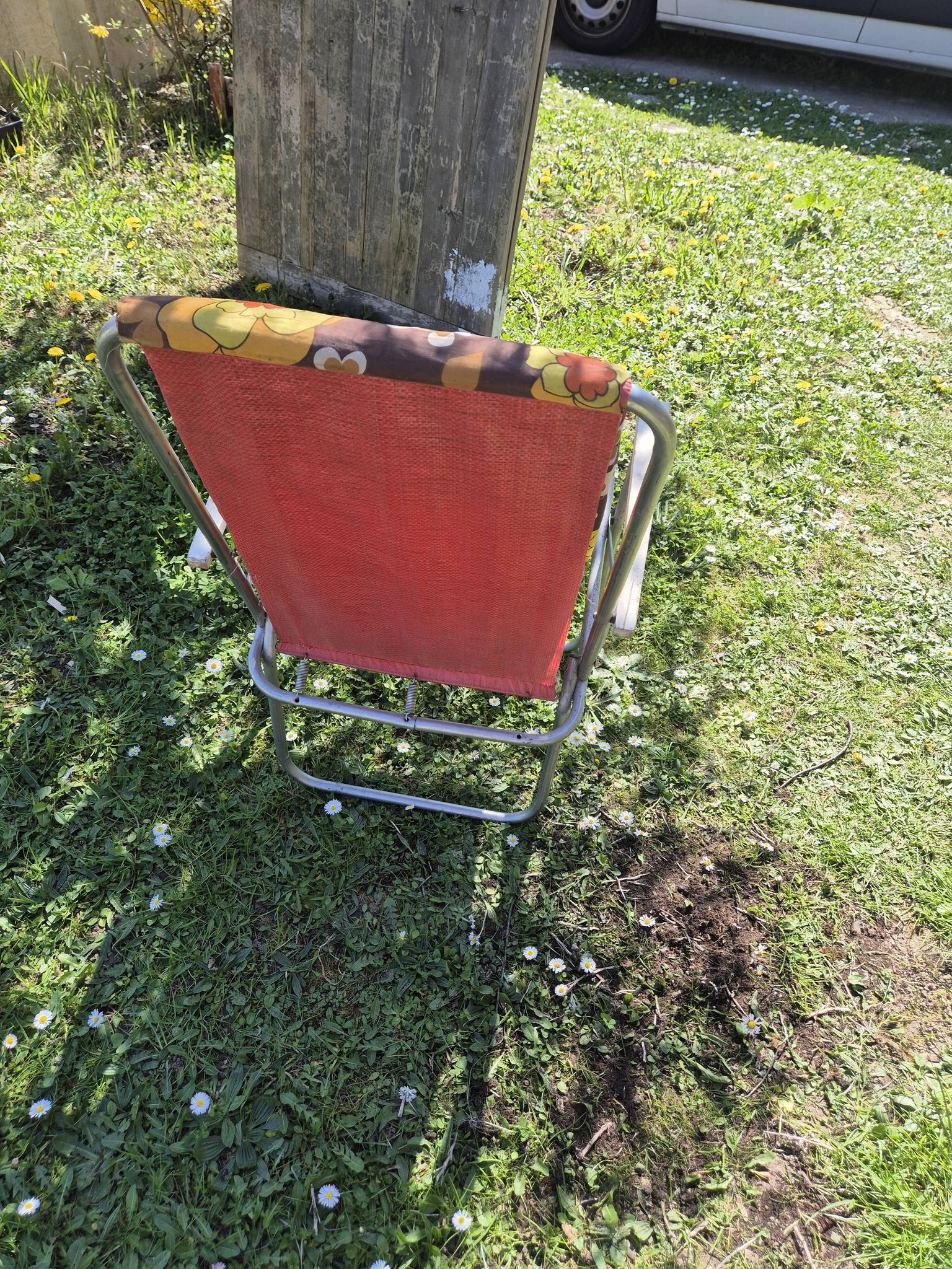 Vintage folding camping chair in canvas with brown and yellow flower print 70s