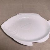 Plat de service en forme de poisson en céramique émaillée blanche