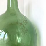 Dame Jeanne ancienne en verre vert à col bagué et ouverture martelée